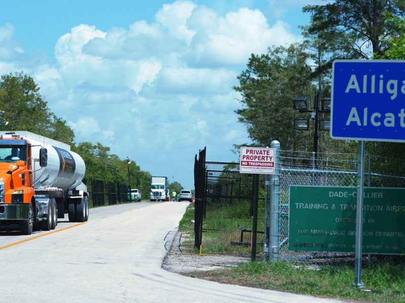 Cierra Florida el centro de detención de migrantes ‘Alcatraz con Caimanes’; criticado por infrahumano