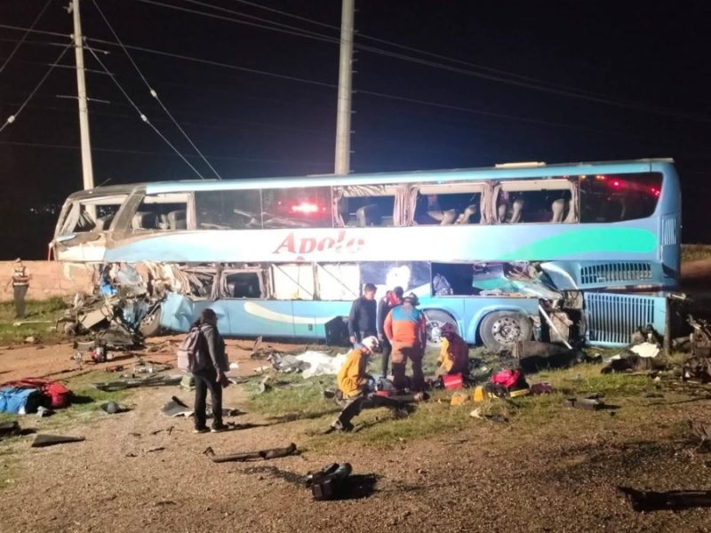 Choca de frente camión de pasajeros y mueren al menos 4; hay 11 heridos en San José de Iturbide