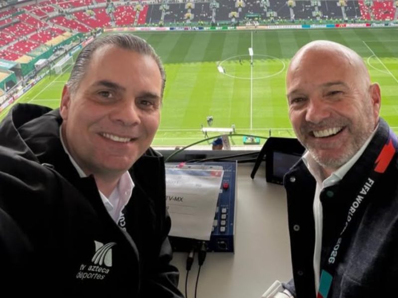 ‘Desde el baño…’, Martinoli responde a TUDN, que mandó indirecta por transmitir desde los estadios
