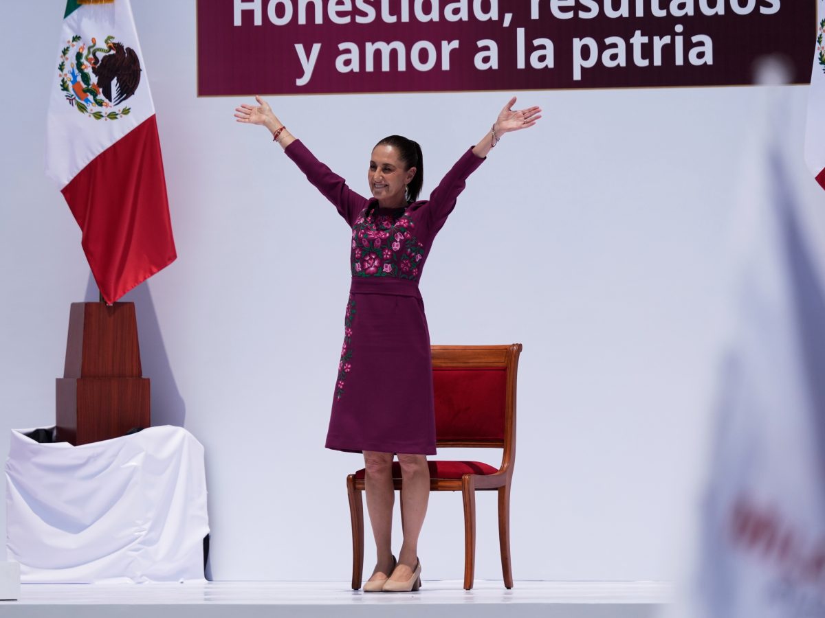 Ni al Azteca ni al Mundial: Sheinbaum cede su asiento a futbolista de la sierra