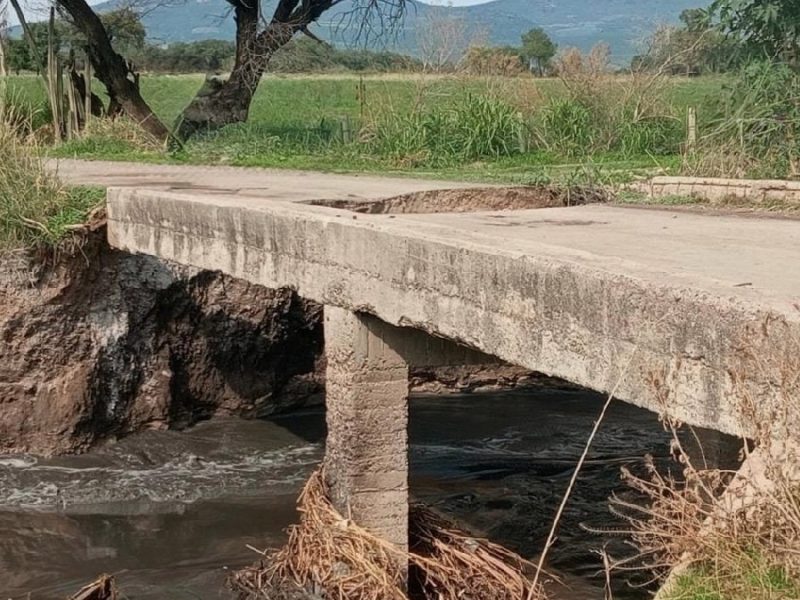 Colapsa puente en Manuel Doblado; cierran el paso en la comunidad Antiguo El Sitio