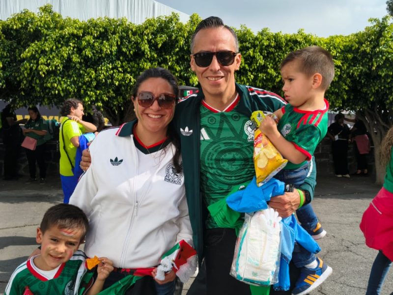 Santiago Aguilera, aficionado colombiano con corazón leonés, celebra el Mundial 2026 en el Estadio Azteca