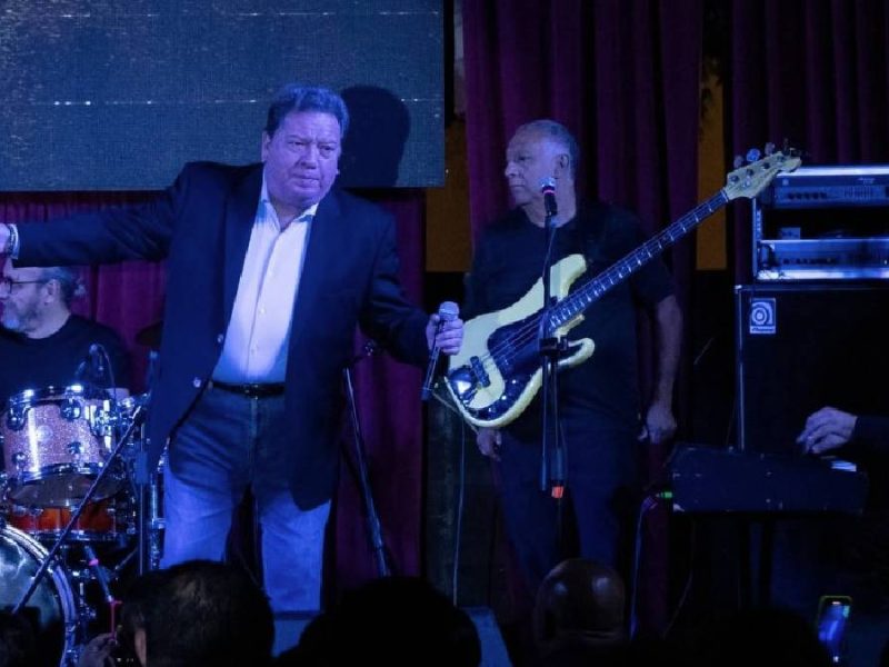 Jorge ‘Coque’ Muñiz regresa a León con una velada de nostalgia, romance y grandes éxitos