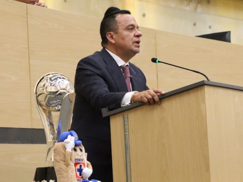 Diputada Gabriela Chumacero tira trofeo de Cruz Azul en el Congreso de Puebla