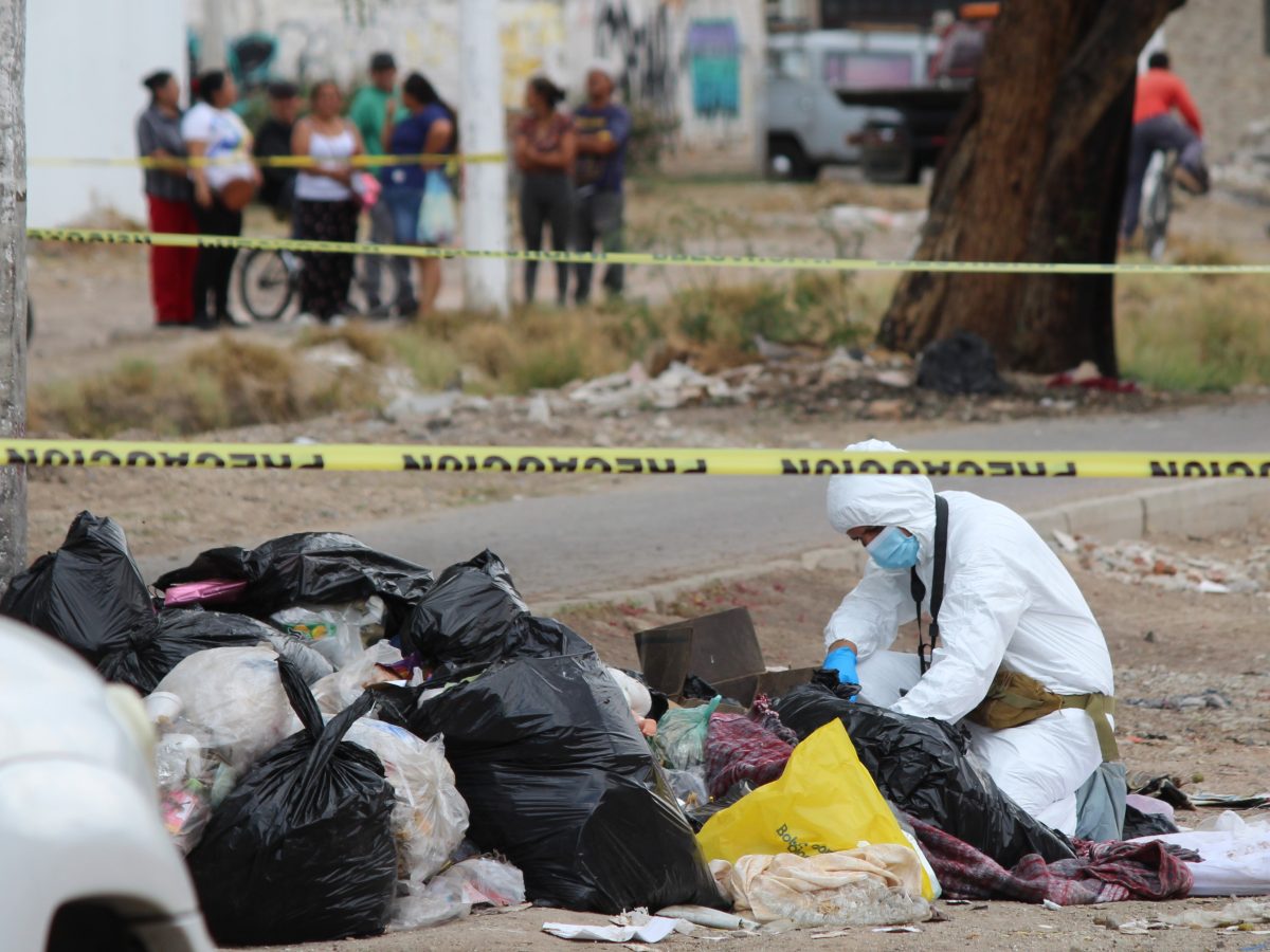 Hallan cuerpo envuelto en cobija junto a basura en la León 1 sobre el Vasco de Quiroga