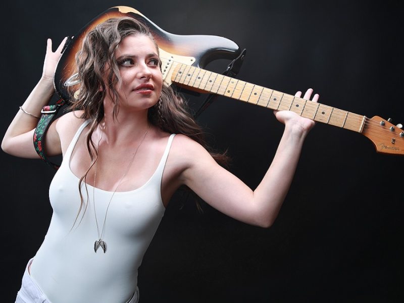 Daniela Aedo presenta ‘Una familia complicada’ en ViX y su propuesta musical ‘Buenas vibras’