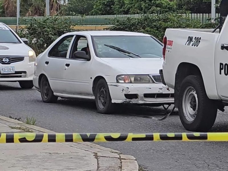 Hallan cuatro cuerpos, tres decapitados, en vehículo afuera del Congreso de Guerrero