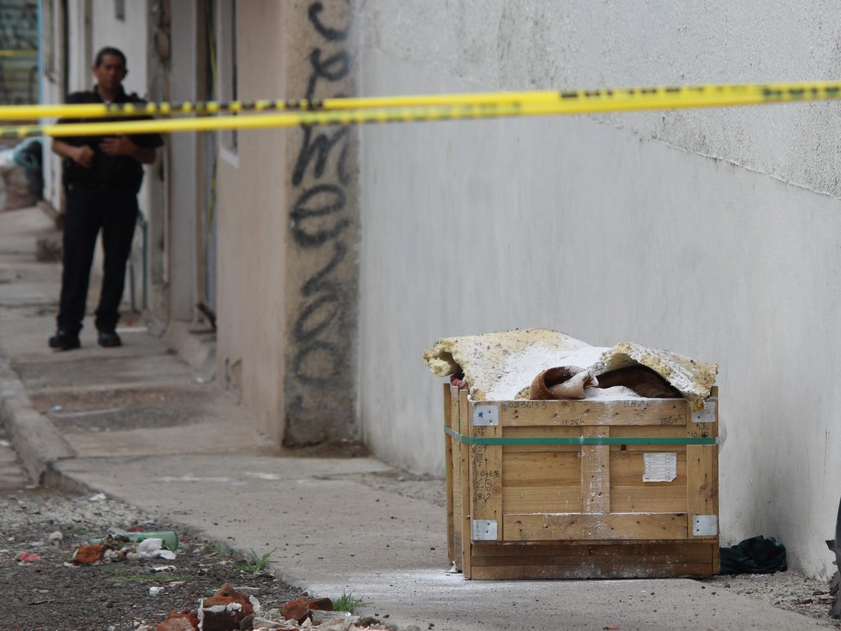 Dejan cadáver mutilado dentro de una caja en la colonia Santa Clara de León