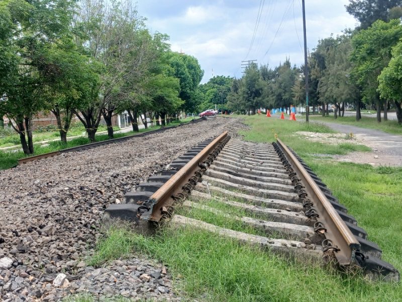 Desarman rieles al poniente de Celaya para dar paso al tren de pasajeros Querétaro-Irapuato
