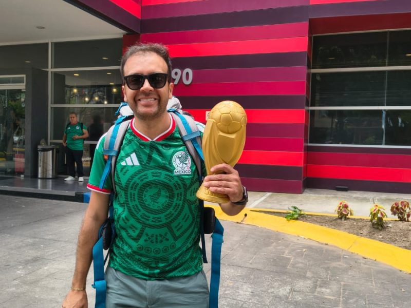 Edgar Gutiérrez viaja desde Guanajuato para apoyar a la Selección Mexicana con su mini Copa del Mundo