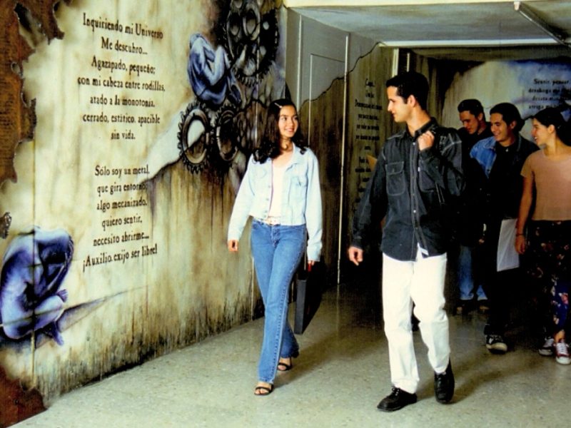 Pasarelas, libros y arte: Así festeja la Universidad La Salle Bajío sus 50 años de Diseño