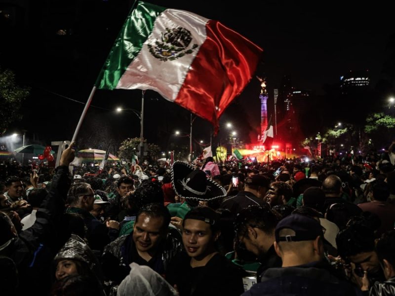 Festejo mundialista en CDMX deja 40 toneladas de basura en una noche; hubo 400 mil almas en “catarsis colectiva”