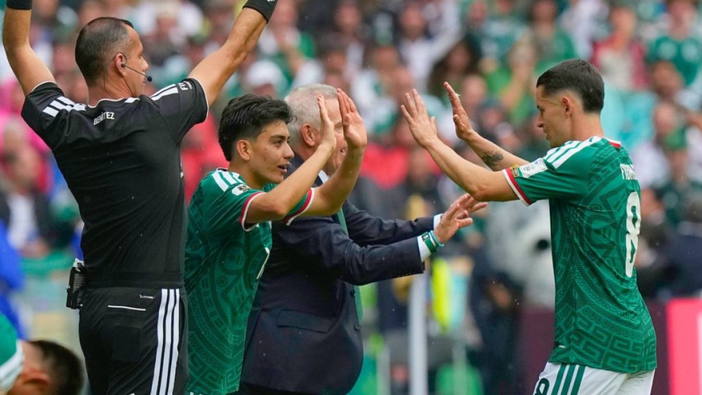 Gilberto Mora al entrar por Álvaro Fidalgo en el México Vs Sudáfrica. AP.
