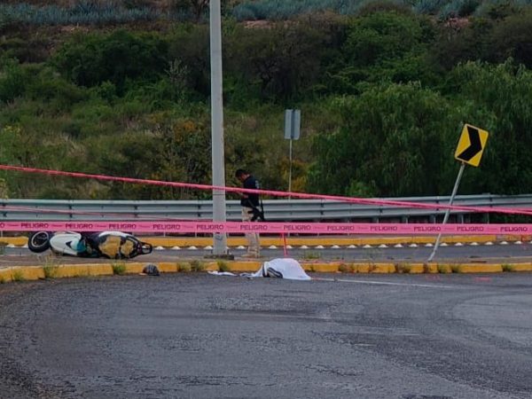 María Berenice impacta contra el camellón y muere tras derrapar su moto en Purísima; hay una menor herida