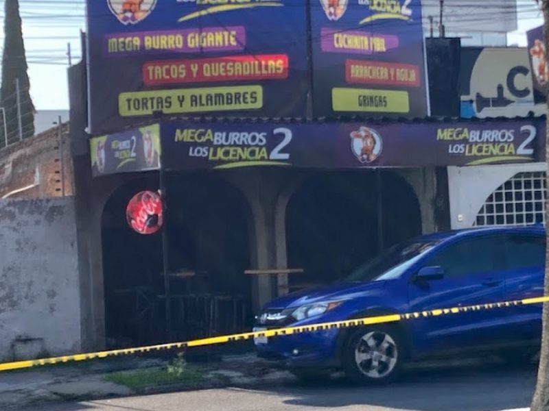Hombres armados irrumpen en negocio de comida y lo incendian en Salamanca