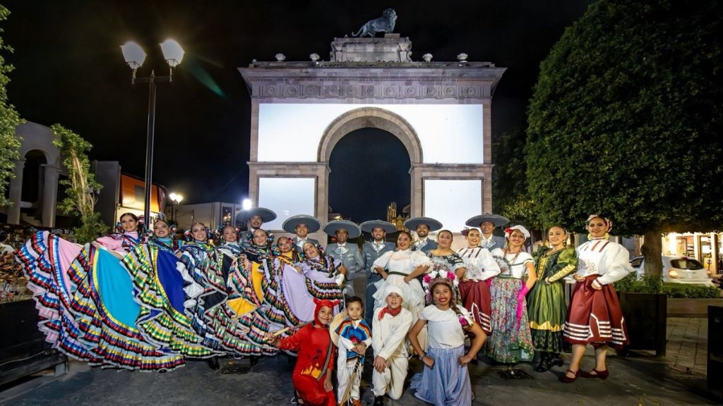 Integrantes del Ballet Folclórico Masehualistli grabando video promocional en el Arco de la Calzada de León