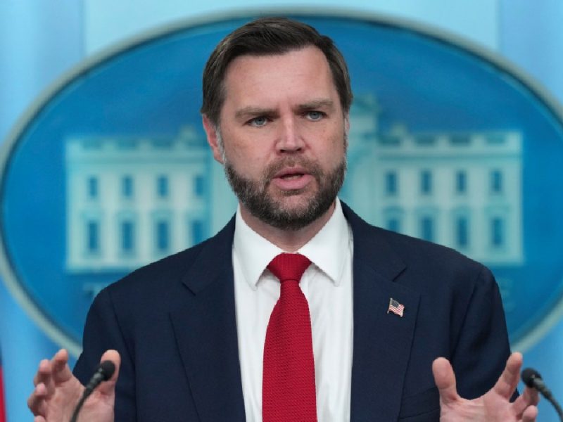 JD Vance pospone viaje clave a Suiza para negociar acuerdo nuclear con Irán