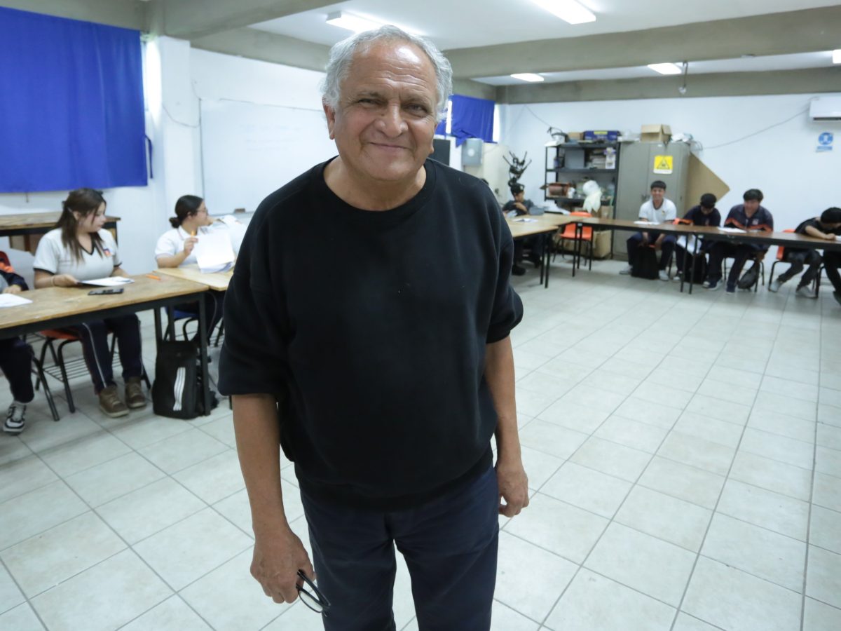 “La poesía está viva”: Ramírez Palomares acerca la literatura a jóvenes en León