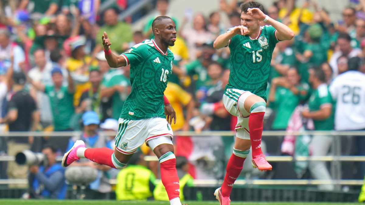 Julián Quiñones celebra su gol con Israel Reyes. MexSport.