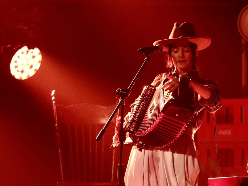Julieta Venegas convierte el Teatro Doblado en una fiesta norteña de recuerdos, acordeones y emociones