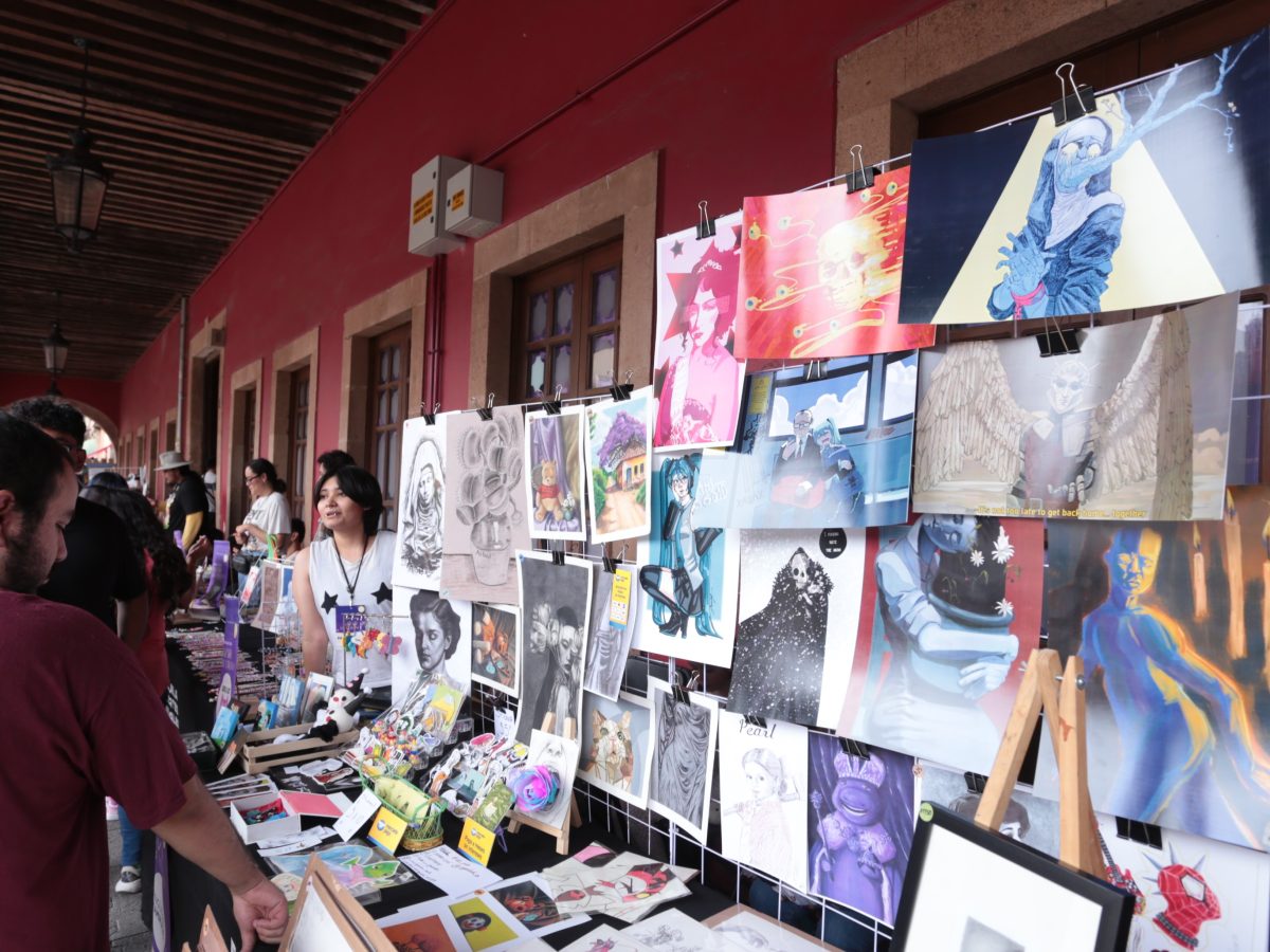 Alumnos de la ESAV ofrecen su arte en el  Bazar de Verano