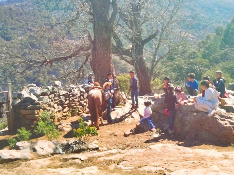 La historia del maestro que viajaba a caballo y vivía en la escuela de Atarjea