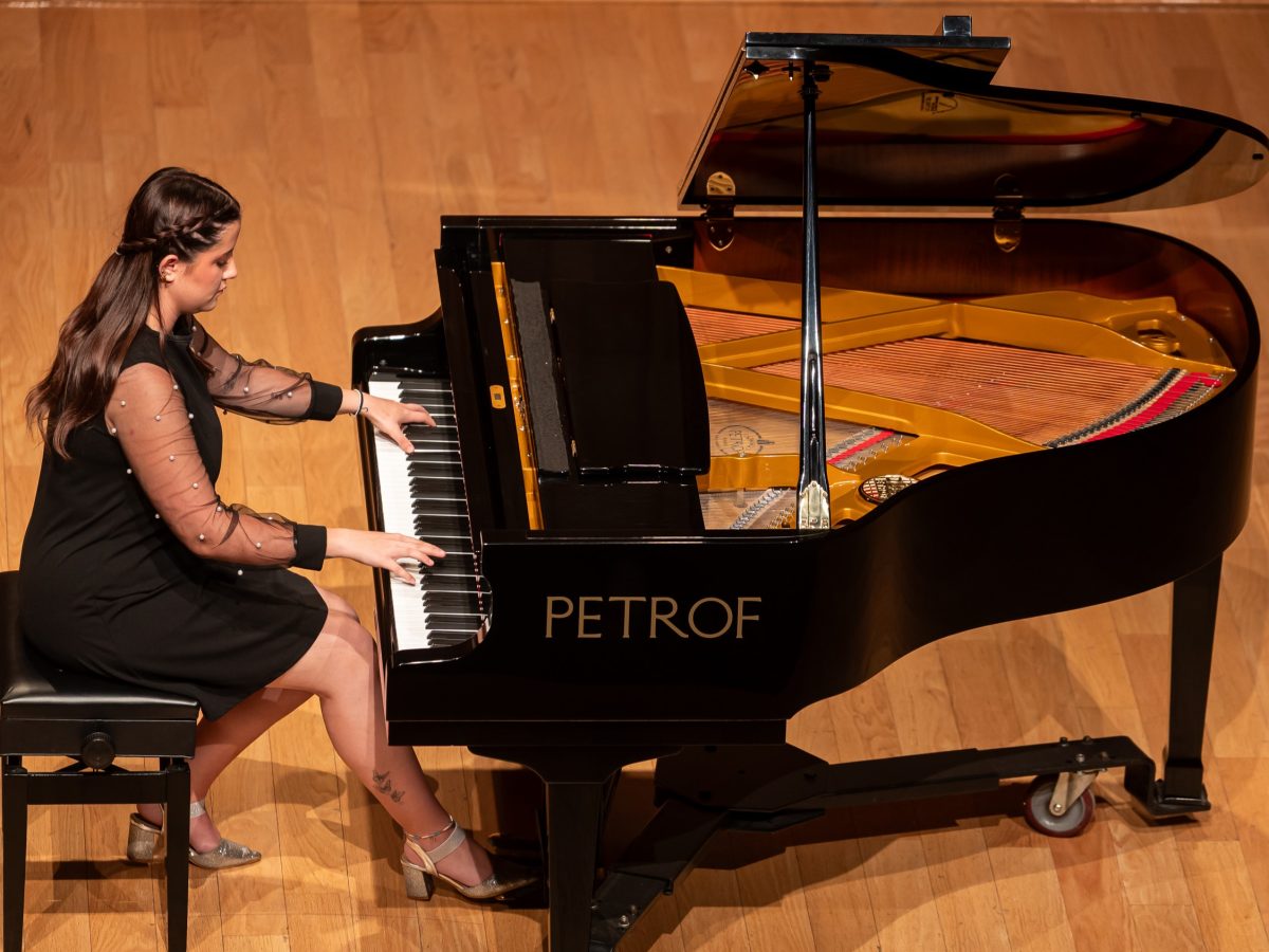 Ovaciona a la pianista María Hanneman tras recital en el Mateo Herrera