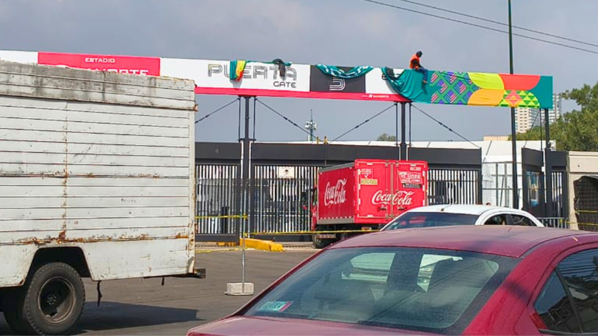 Las afueras del Estadio Azteca. Ituriel Pérez.