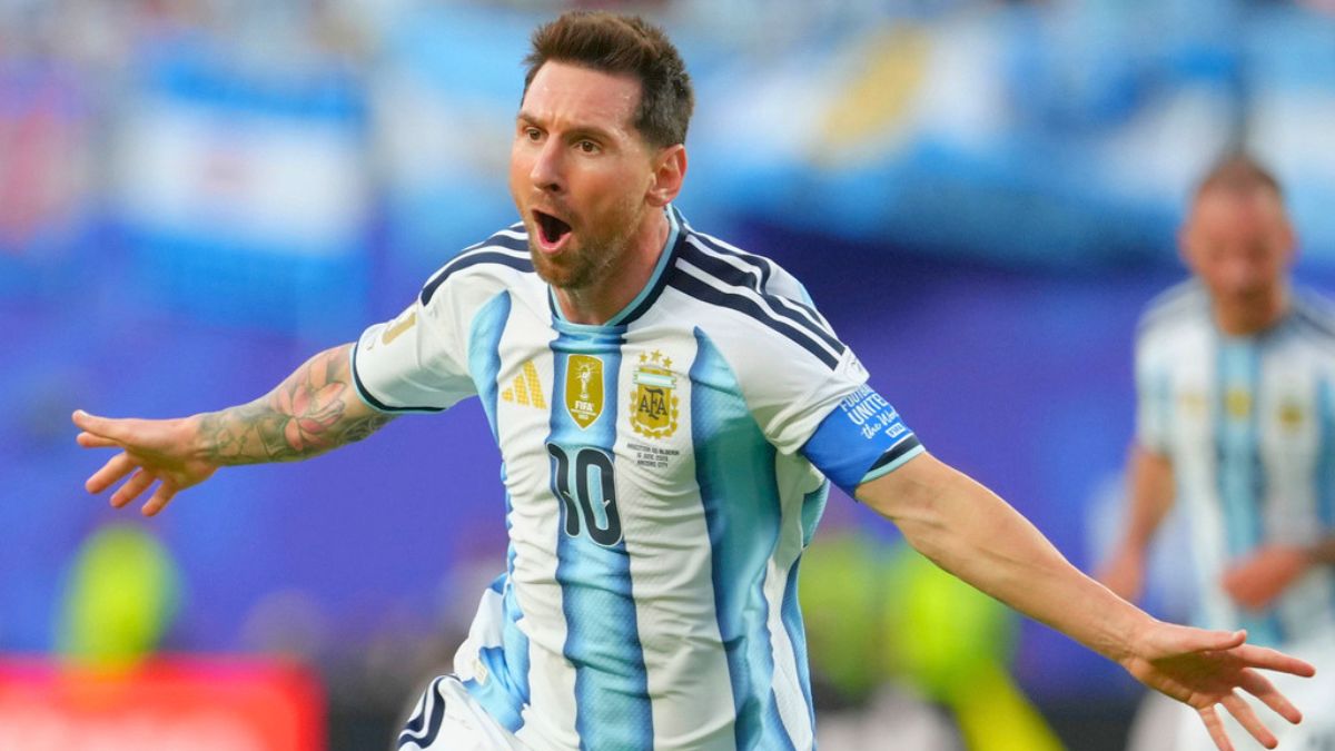 Leo Messi celebra en el Argentina Vs Argelia. AP.