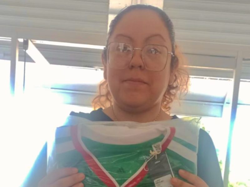 Liliana Rico recoge jersey de la Selección Mexicana que ganó en dinámica ‘Papá Mundialista’