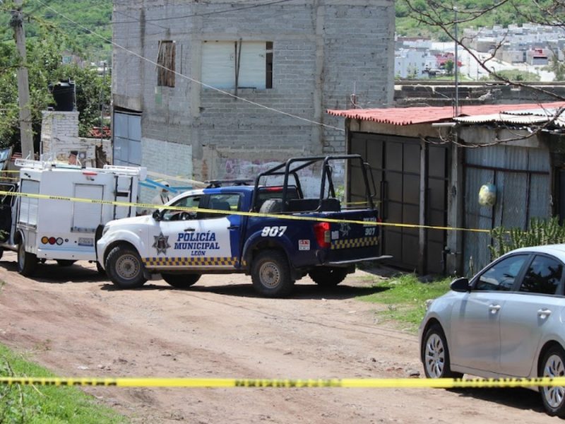 Localizan tres bolsas con restos humanos de dos personas en León; llegan familiares de desaparecidos