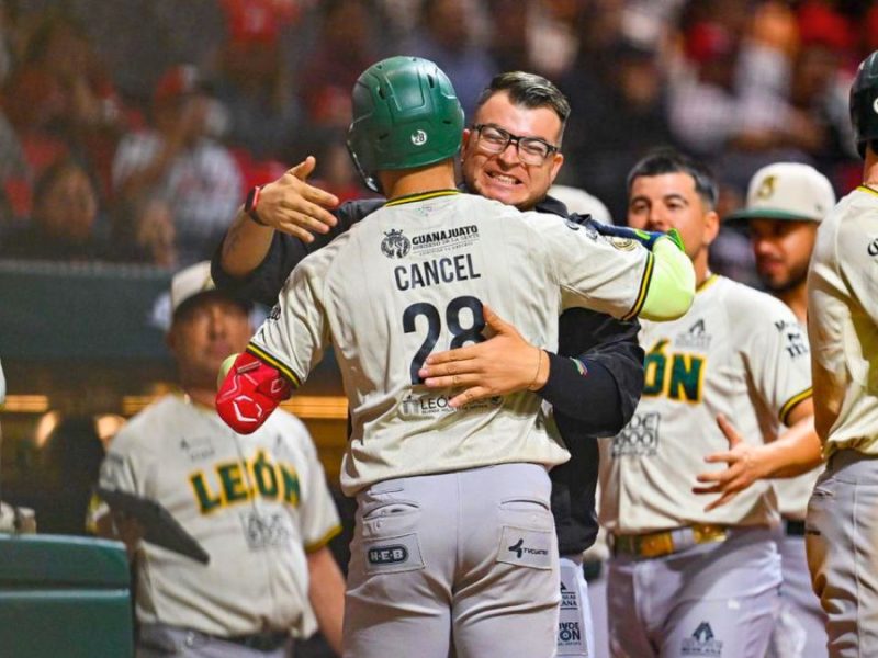 Bravos de León sorprenden a los campeones Diablos Rojos en el primero de la serie