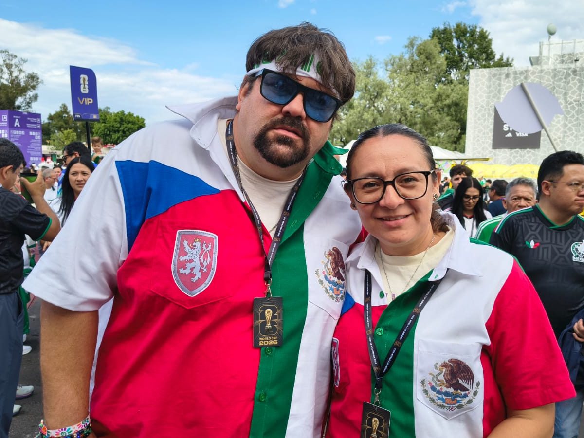 Karina y Lucas protagonizan un amor sin fronteras en el partido de México contra Chequia