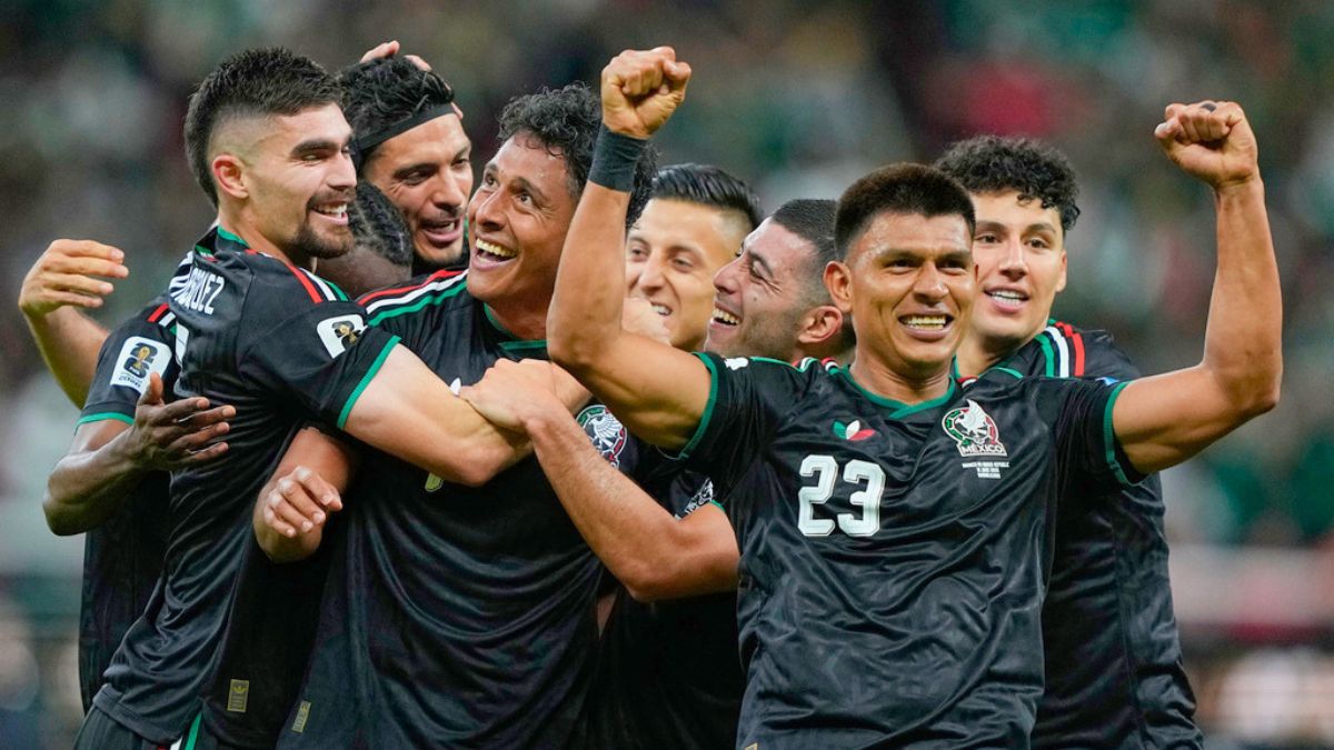 Luis Romo y el resto de la Selección Mexicana celebran el 1-0 sobre Corea del Sur. AP.