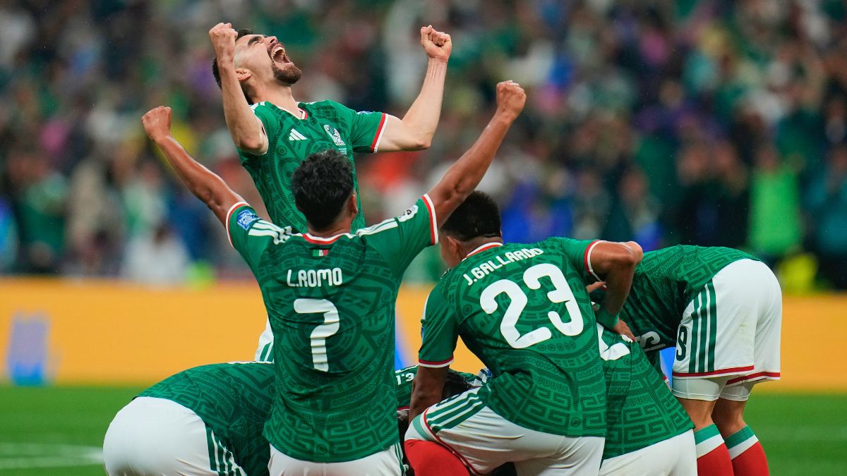 México celebra su victoria sobre Ecuador en el Mundial. AP.