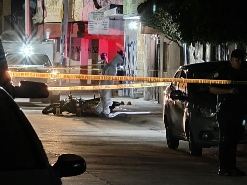 Quedó cuerpo sentado en la moto; asesinan a “biker” de varios tiros en la León I