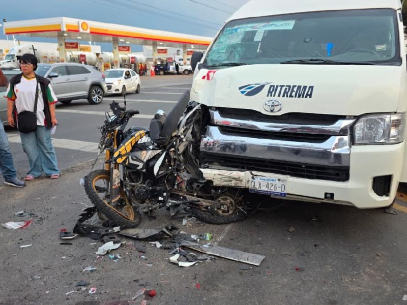 Motociclistas sobreviven a choque; casco les salva la vida