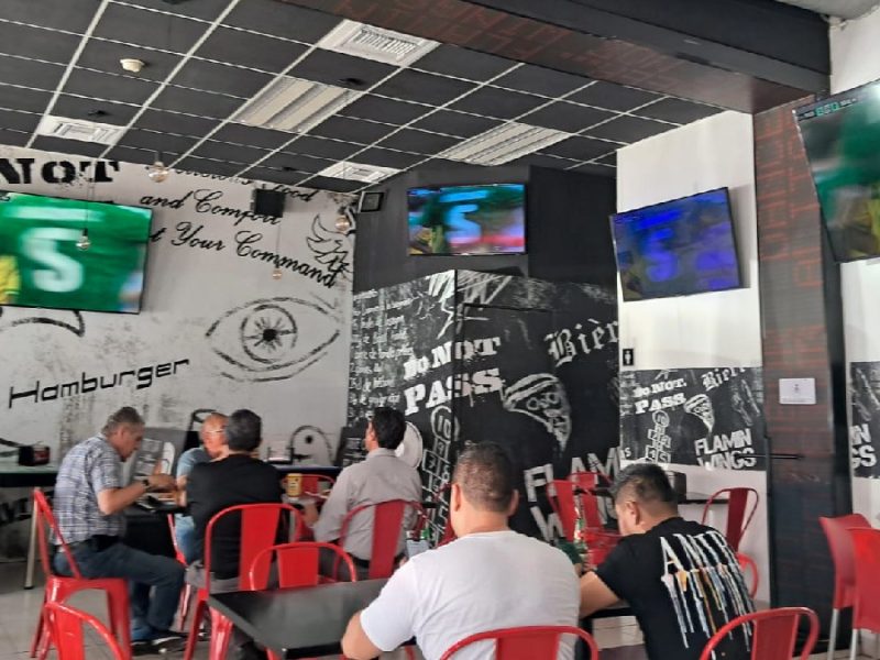 Jornada de contrastes en restaurantes con el primer juego del Mundial