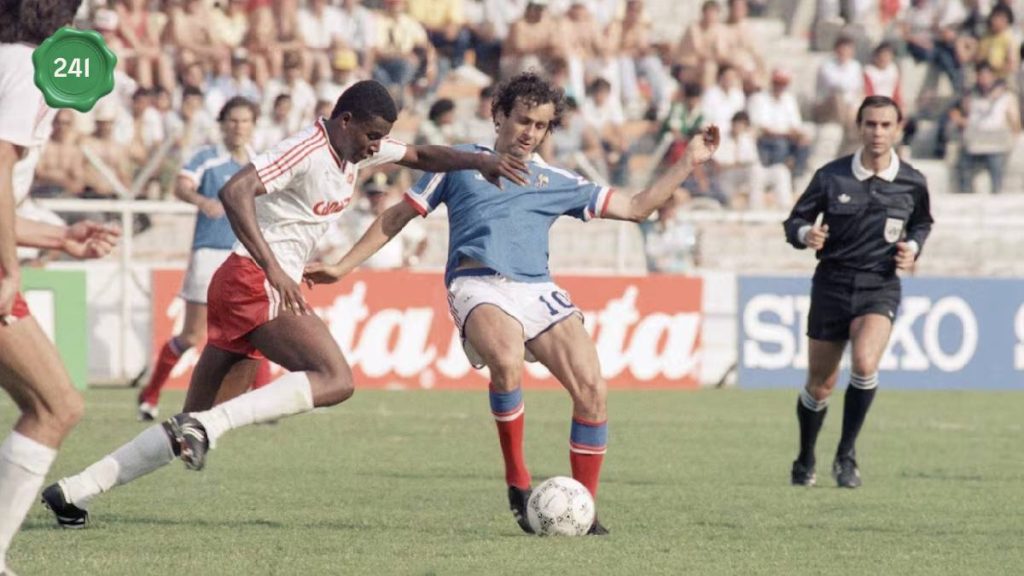 Michel Platini con la selección de Francia en el Estadio León