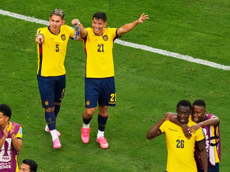Ecuador presenta reclamo por “acciones extra futbolísticas”, previo al partido ante el ‘Tri’