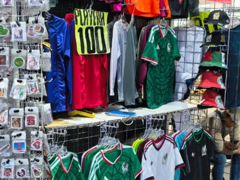 Abundan productos pirata del Mundial de Futbol 2026; jerseys se venden en 150 pesos