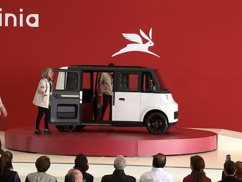 Presume Sheinbaum ‘misión cumplida’ al presentar el vehículo eléctrico Olinia; crearán NOM ‘a la medida’