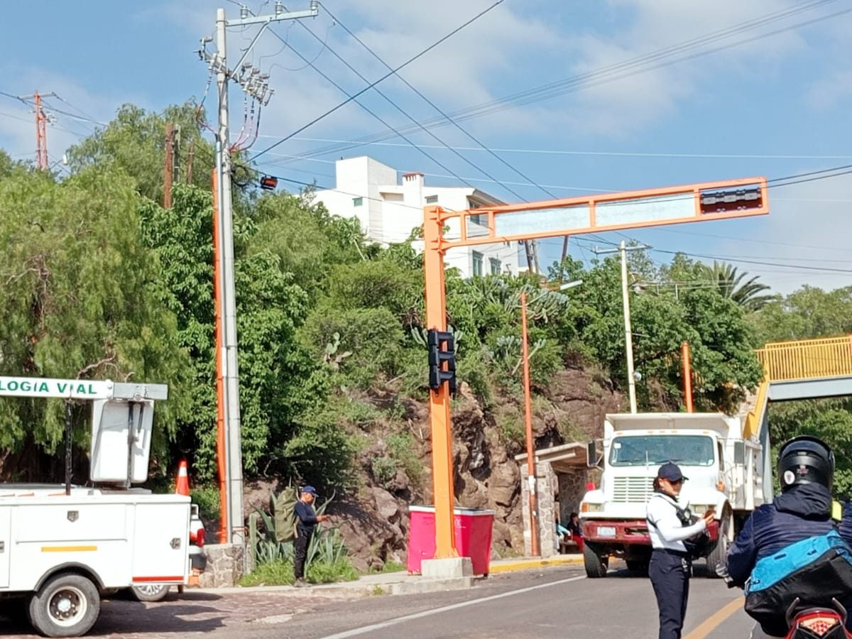 Exhiben al gobierno de Samantha Smith: Activó semáforos de Marfil sin obras de seguridad