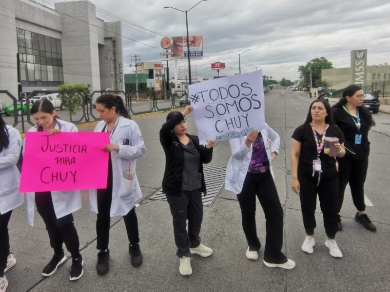 “¡Somos médicos no delincuentes!”: Residentes cierran Paseo de los Insurgentes por arresto de compañero