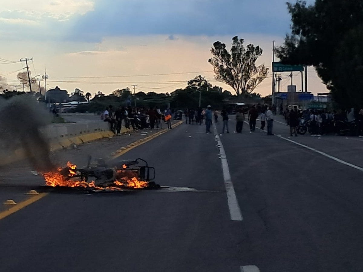 Caos en la Celaya-Juventino Rosas: Queman autos y bloquean vía tras asesinato de menor