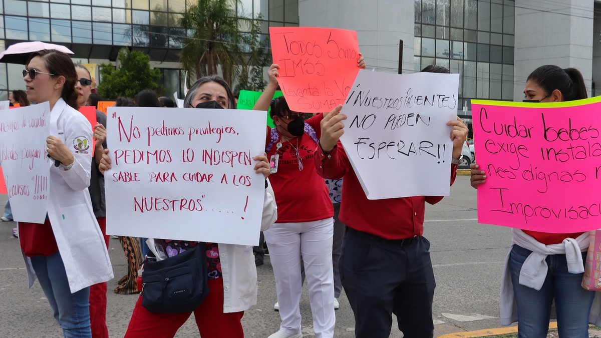 Protesta trabajadores del IMSS León