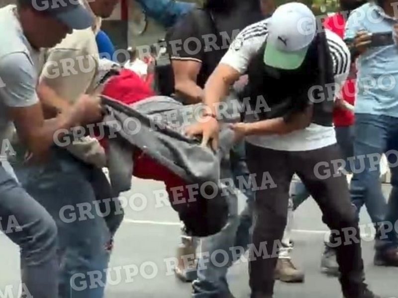 Chocan maestros de CNTE y policías, se acusan de usar petardos; profesor en riesgo de perder el ojo