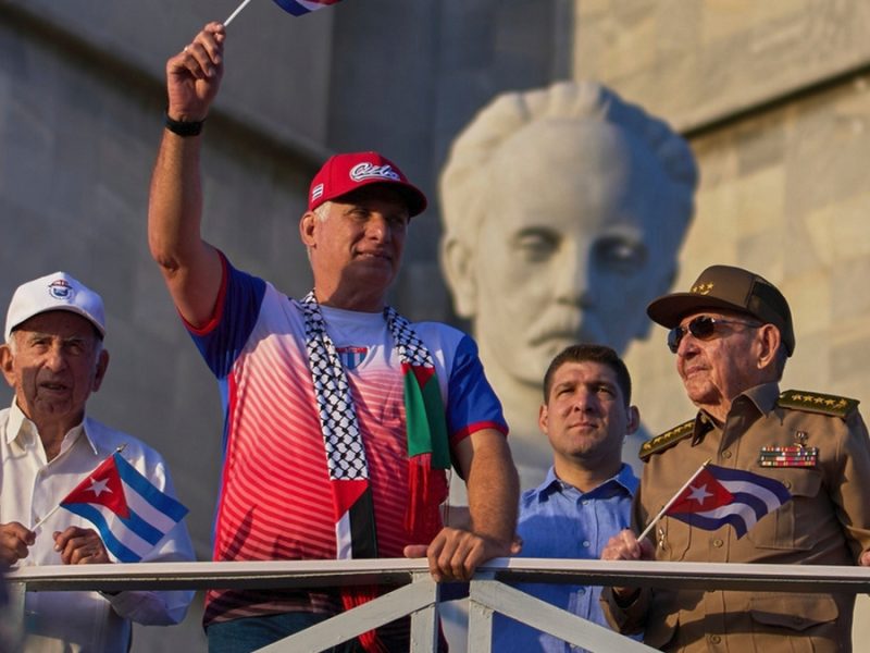 Raúl Castro reaparece en público en acto militar tras acusación de EU por asesinato