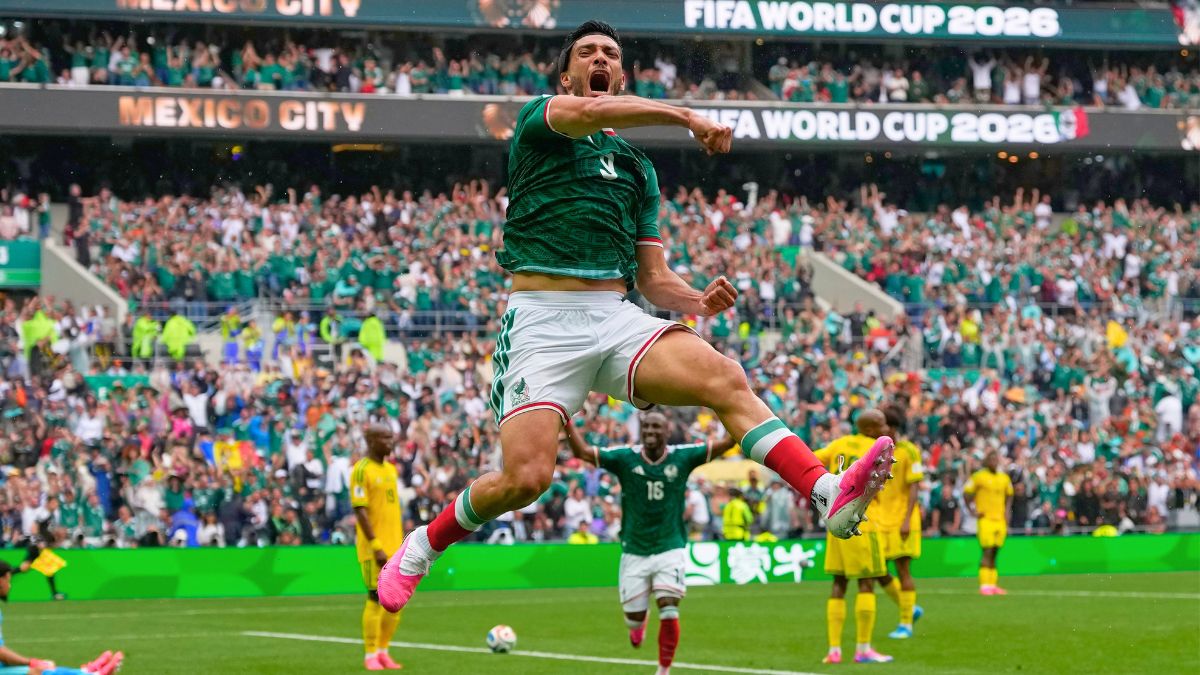 Raúl Jiménez celebra ante Sudáfrica. AP.