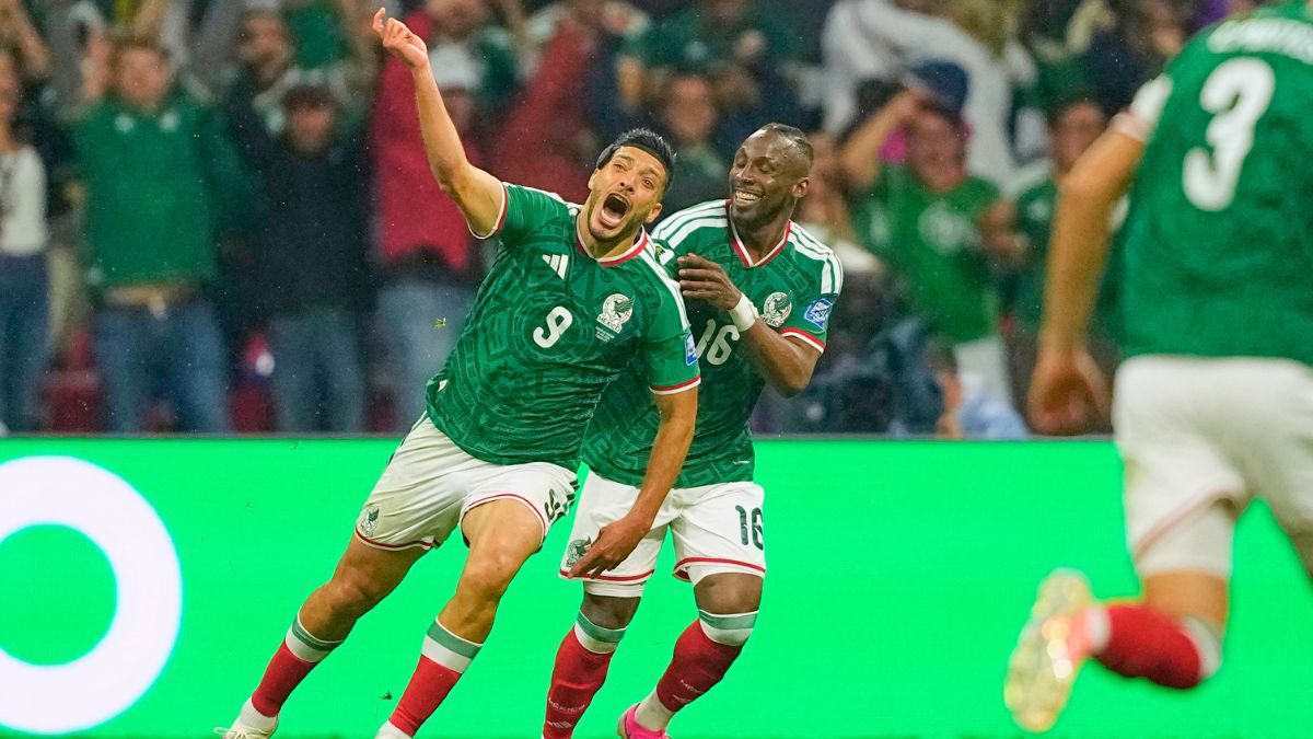 Raúl Jiménez celebra en el México Vs Ecuador. AP.